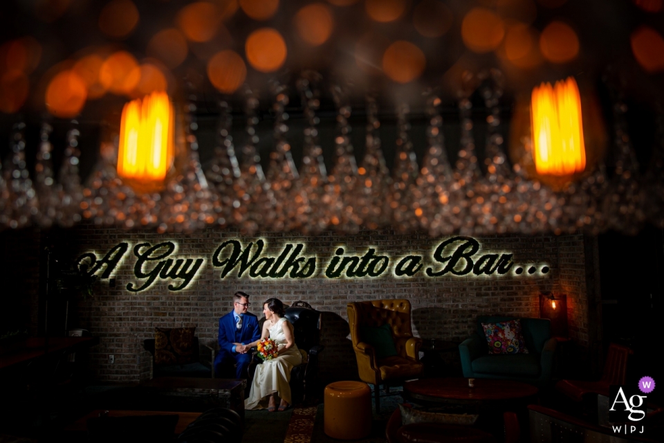 Foto von: <a href="https://www.wpja.com/photos/artistic-wedding-photographers/2558212"> Victoria Sprung - Chicago Illinois Renaissance Hotel, Chicago, IL - ein Mann betritt eine Bar - Hochzeit Porträt der Braut und des Bräutigams