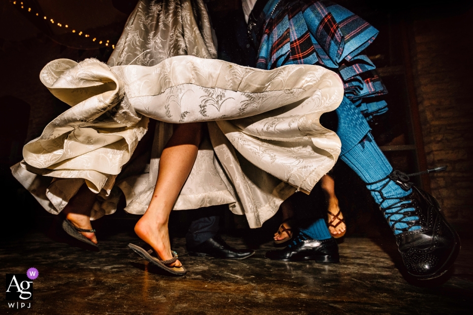 Foto von: <a href="https://www.wpja.com/photos/artistic-wedding-photographers/2559489"> Richard Howman - Bristol Bristol Folly Farm Centre, Bristol - Hochzeitsbilder der tanzenden Füße während einer Ceilidh bei einer Hochzeit auf dem Bauernhof