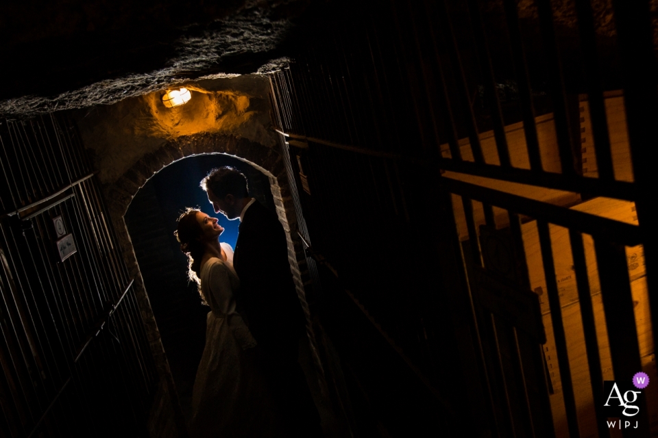 Portraits de couples posés à Eguren Ugarte, Pays Basque, Espagne - Photos d'un couple dans des caves viticoles