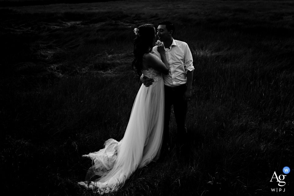 Quarts à quai à York Maine photo de mariage de la mariée et le marié dans les hautes herbes de mer à marée basse le soir de leur mariage Dockside Guest Quarters à York, Maine - Photographie de mariage - Les mariés dans la grande algue à la marée basse le soir de leur mariage