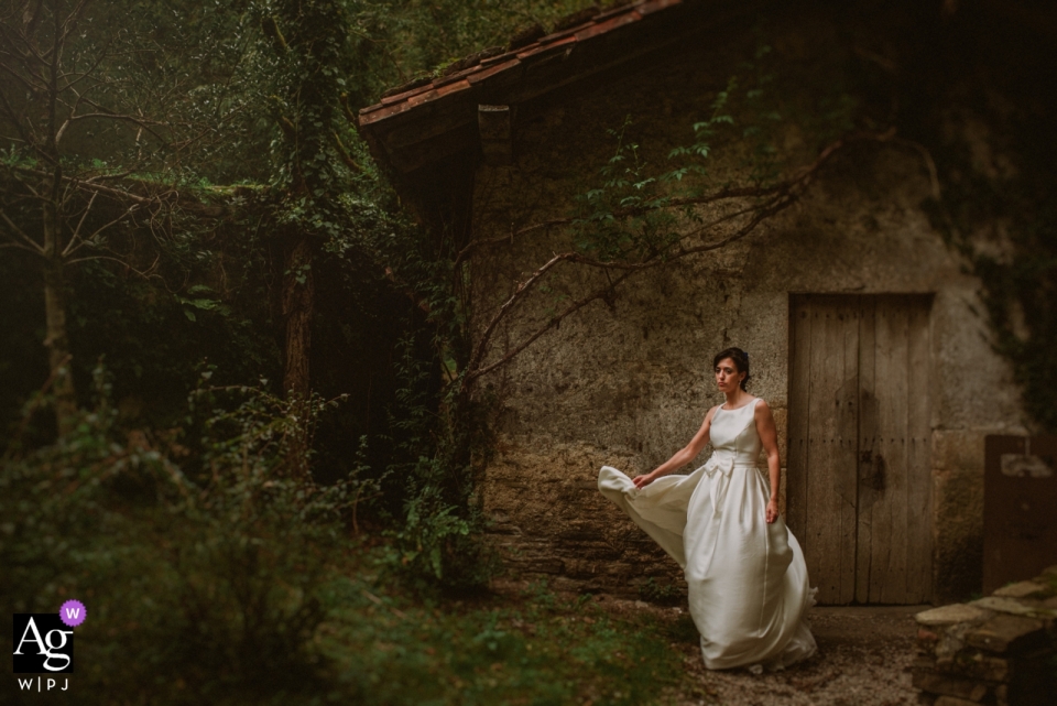 Bodega Katxina, Orio, Gipuzkoa, España retrato de la novia caminando cerca del antiguo edificio