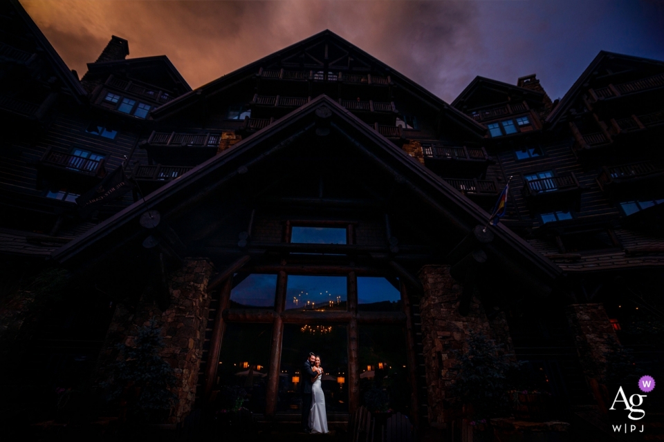 Ritz-Carlton Bachelor Gulch | Foto eines Paares, das während eines atemberaubenden Sonnenuntergangs vor dem Ritz steht.