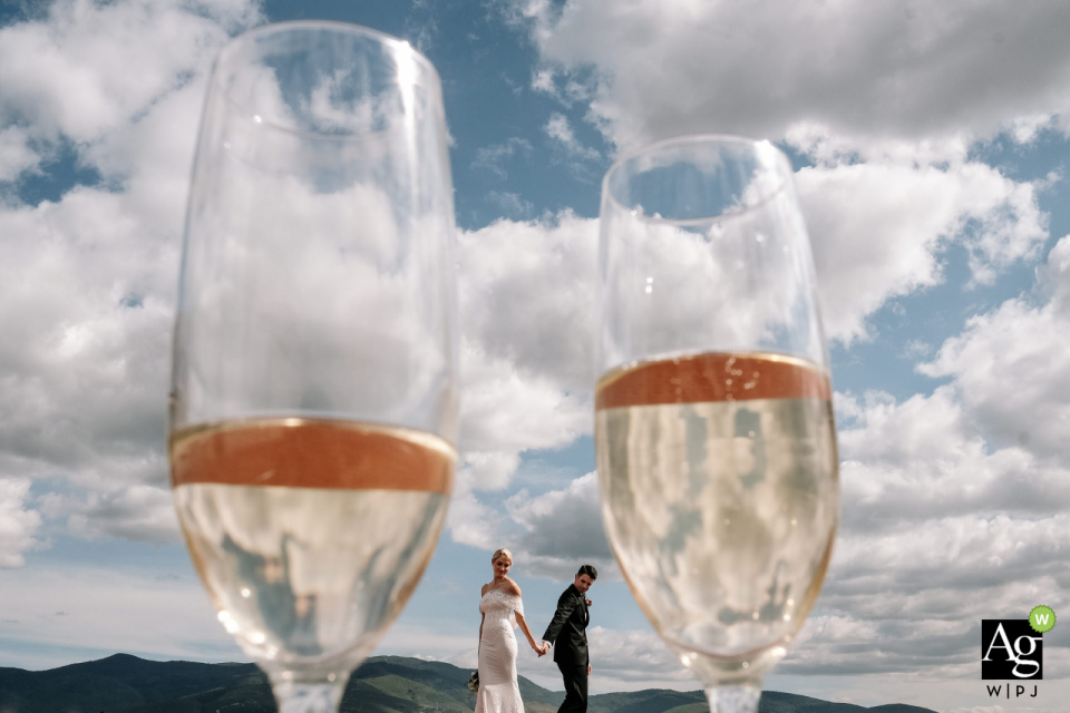 Fotógrafo de local de casamento em Oaxaca Hotel Antonieta, fotografia do local do casamento em Oaxaca. A noiva e o noivo emoldurados em seus copos de champanhe