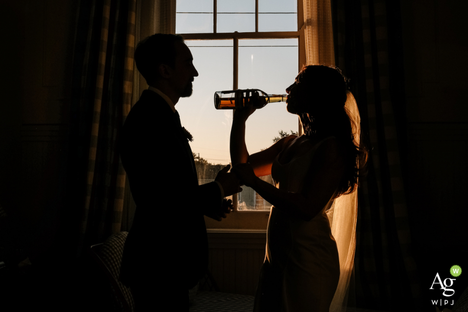 Peter und Paul Hotel, Foto des Hochzeitsortes in New Orleans. Jungvermählten-Porträt, das Bourbon trinkt, um die Nerven zu beruhigen