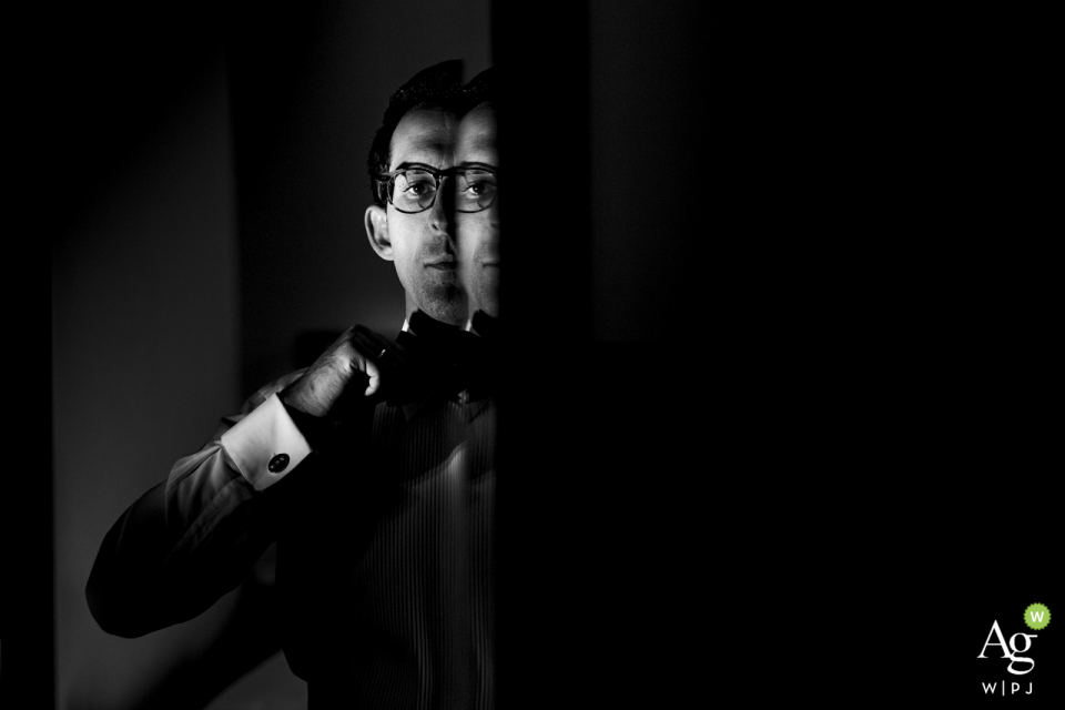Foto por: <a href="https://www.wpja.com/photos/artistic-wedding-photographers/2578367"> Emre Nesli - Estambul Estambul Mersin Hilton Hotel /Turkey Groom's portrait from a mirror reflection | Black and white photography on wedding day.