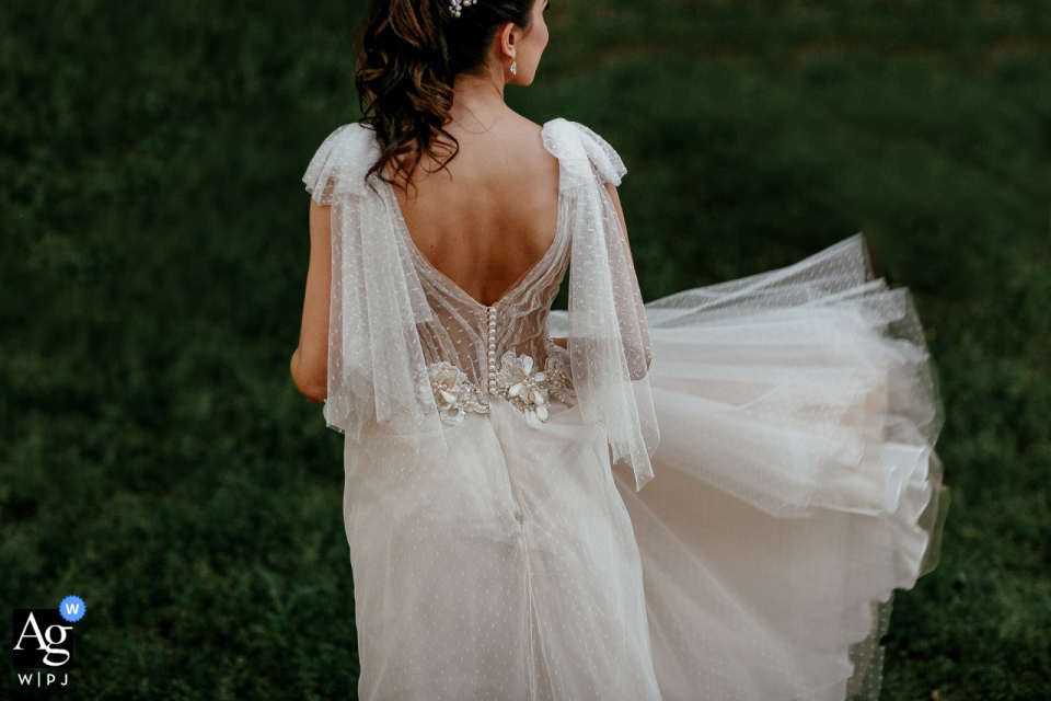 Mahala Eventos - Porto Alegre - RS Bride photo de détail dans sa robe sur l'herbe Porto Mahala Eventos - Porto Alegre - RS Photo de mariée dans sa robe sur l'herbe