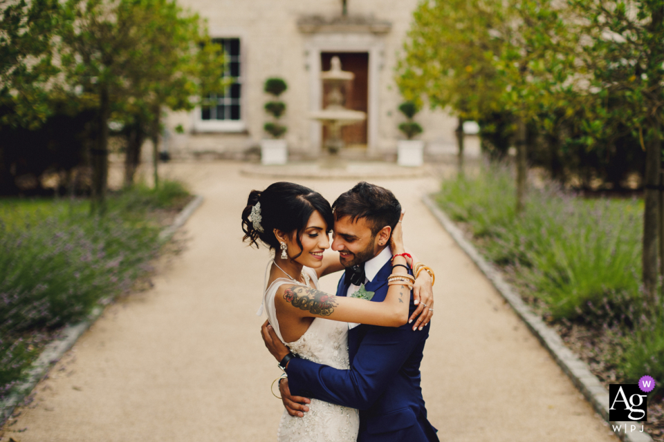 Fotografía artística de bodas de Froyle Park | Pareja hindú abrazados cerca el día de la boda