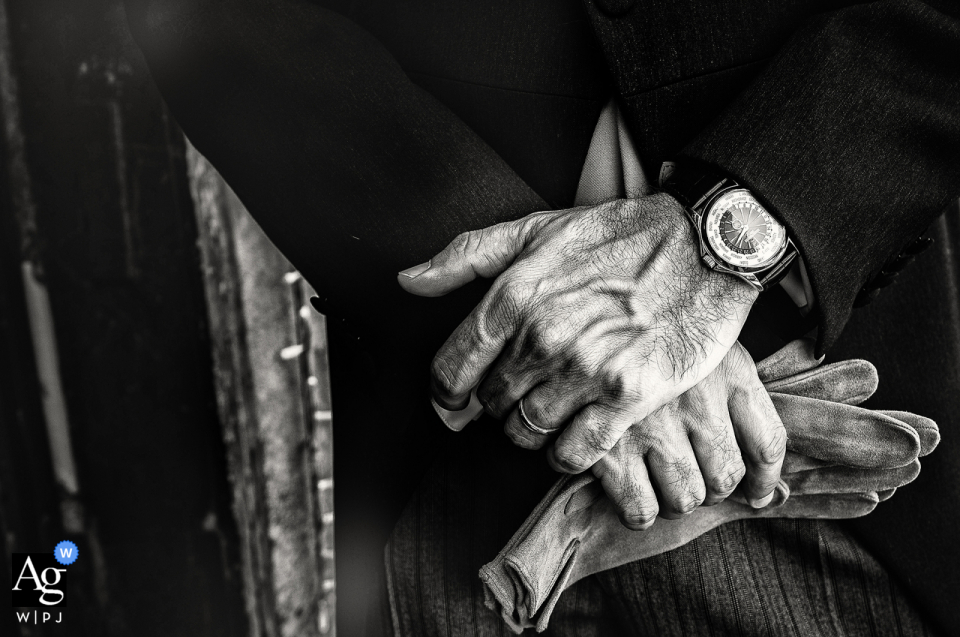 Portofino Hotel Splendido bruiloft Detailfoto van mannenhandschoenen, handen en horloge in zwart-wit