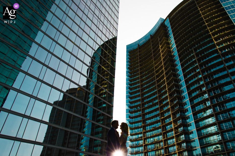 Loews Atlanta Hotel pareja de novios sesión de imagen artística en el techo del lugar del matrimonio en edificios altos