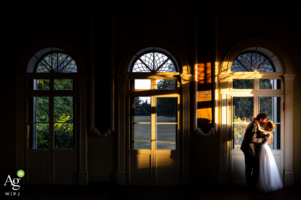 Una suggestiva foto del matrimonio di Villa Giacomelli di uno sposo e degli sposi Pradamano in Friuli-Venezia Giulia, in Italia, utilizzando L'ultimo raggio di sole per uno scatto perfetto