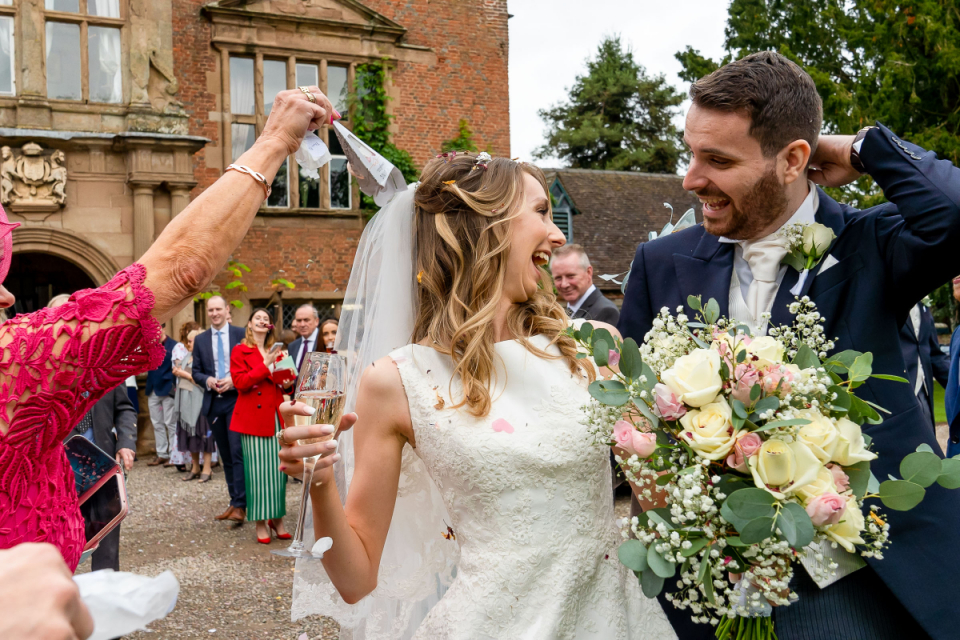 Una cerimonia post coriandoli immagine del matrimonio da Grafton Manor, Bromsgrove, Worcester, Regno Unito Fotografia di matrimonio di una casa padronale con una cerimonia post coriandoli a Grafton Manor, Bromsgrove, Worcester, Regno Unito