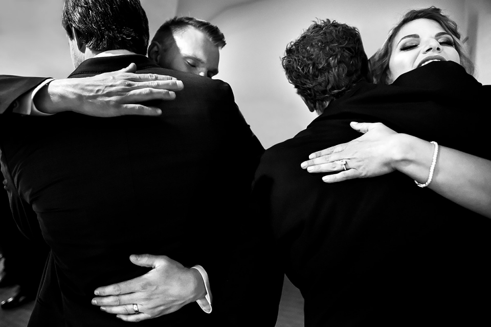 Wedgewood Boulder Creek fotógrafos de casamento | J. La Plante foto Foto preto e branco da noiva e do noivo abraçando os convidados no Wedgewood Boulder Creek Wedding | Fotógrafo de casamento de Boulder
