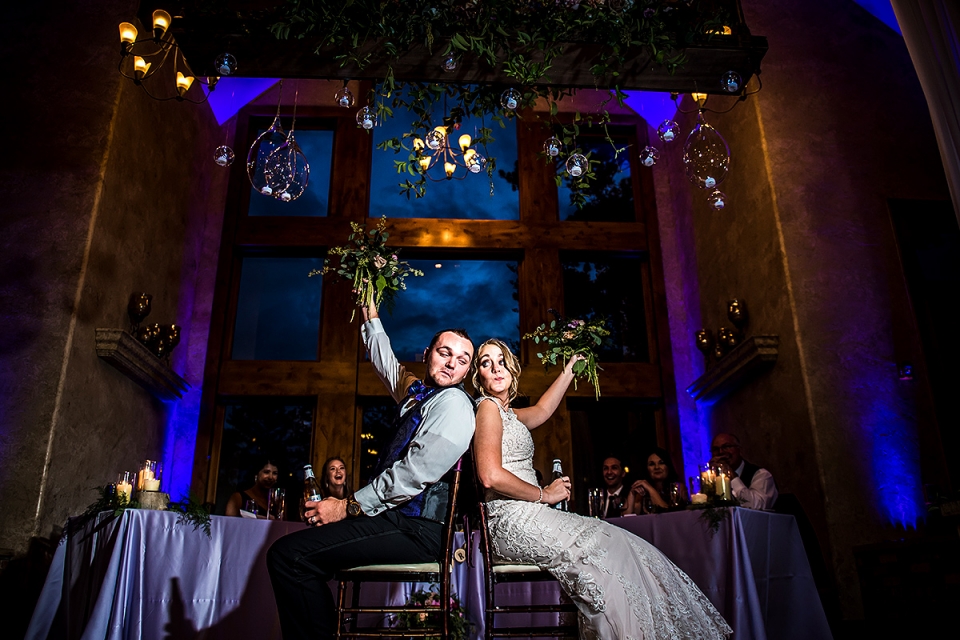 Fotografia do local do evento de casamento Della Terra Imagem do jogo de sapato para noivos | Casamento Della Terra | Fotógrafos de casamento em Estes Park | Foto de J. La Plante