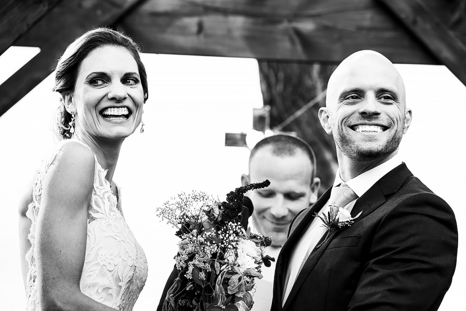 Shupe Homestead casamento fotografia por J. La Plante foto Feliz, sorrindo a noiva eo noivo durante a sua cerimônia de casamento ao ar livre no Shupe Homestead | Fotógrafo de casamento de Boulder