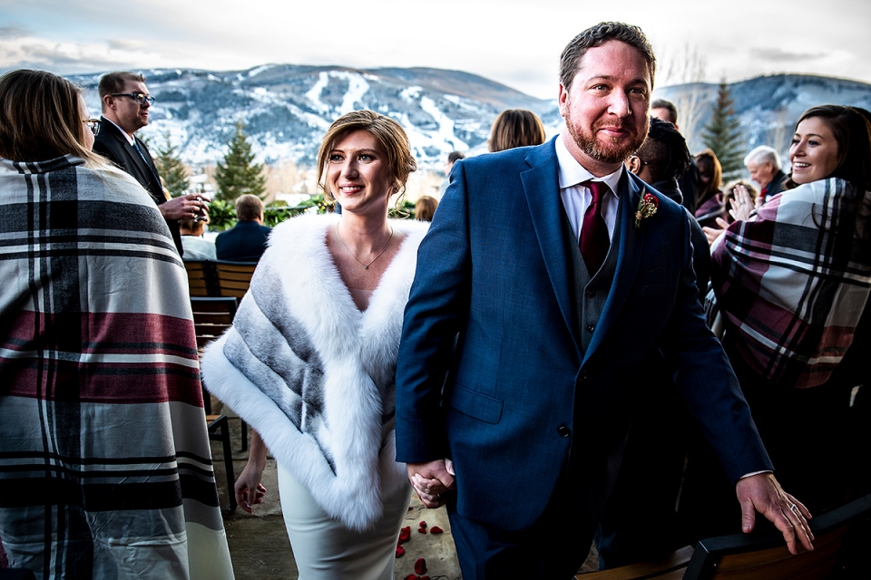 Sonnenalp Club Montanha ao ar livre casamento local fotografia Noiva e noivo foto recessiva após cerimônia de montanha | Casamento no Sonnenalp Club | Fotógrafos de casamento em Beaver Creek | Foto de J. La Plante