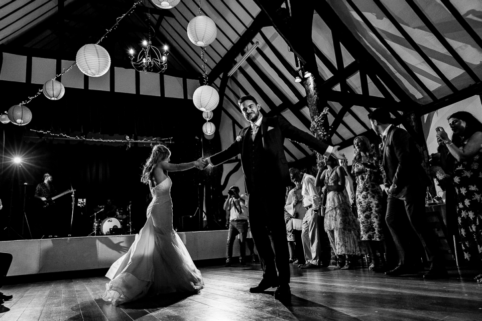 Gli sposi ballano su Zitto e ballano da Walk The Moon alla loro festa di ricevimento di nozze Prima immagine di ballo al matrimonio nella sala del villaggio di Kent, matrimonio del villaggio di Chilham