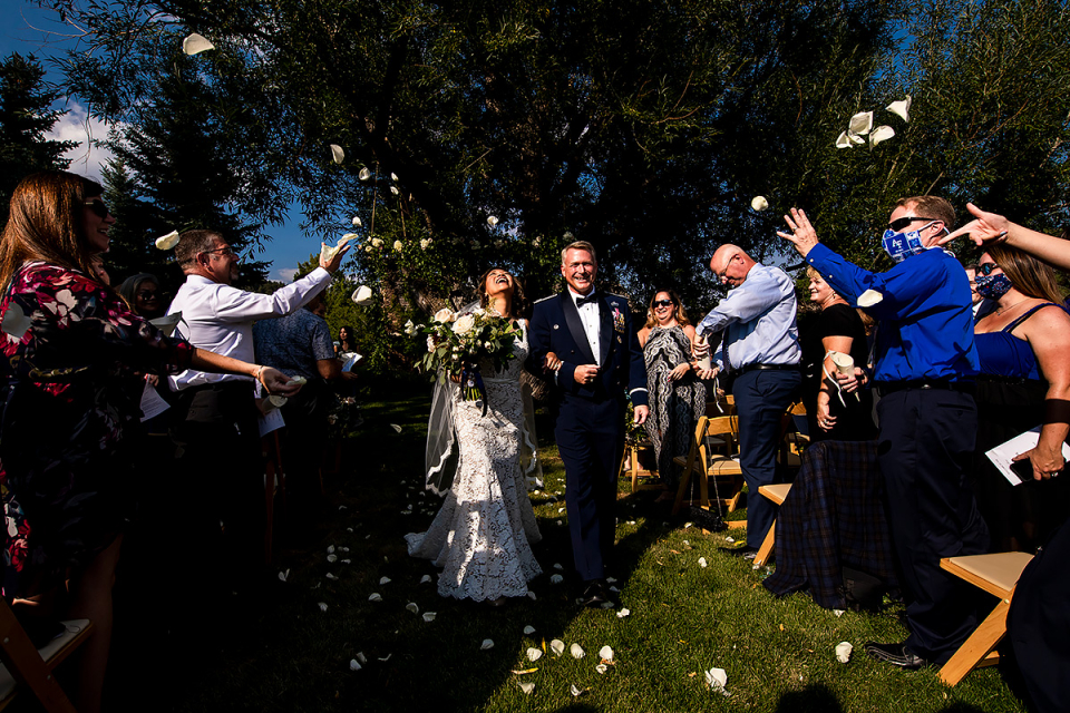 Spruce Mountain Ranch Foto do casamento do casal celebrando após a cerimônia ao ar livre no Colorado Spruce Mountain Ranch, Larkspur, CO noivos em recesso da cerimônia de casamento