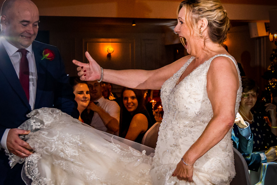 Una foto di matrimonio dal primo ballo nell'Hampshire a The Wellington Arms, Stratfield Turgis, Basingstoke, Regno Unito Fotografia di matrimonio invernale dall'Hampshire a The Wellington Arms, Stratfield Turgis, Basingstoke, Regno Unito