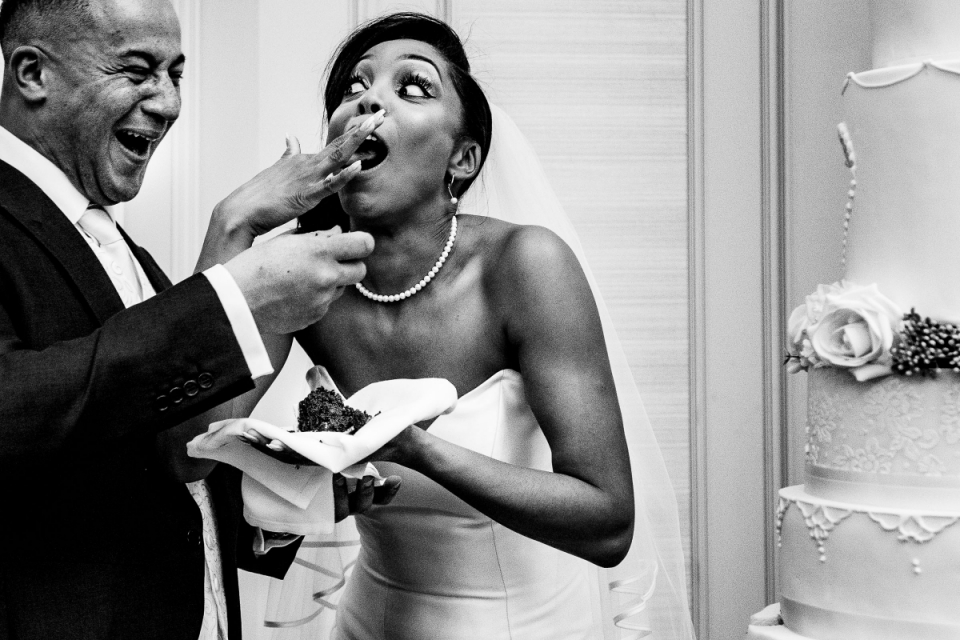 Degustando la loro deliziosa torta nuziale alla Stanbrook Abbey, nel Worcestershire, nel Regno Unito Un'immagine candida di taglio della torta della sposa e dello sposo all'abbazia di Stanbrook, Worcestershire, Regno Unito