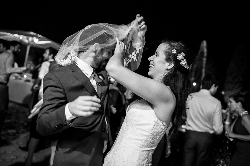 Bild der Braut und des Bräutigams, die die Hochzeitsfeier in der Villa Dino, Rom-Veranstaltungsort genießen Chiesa di San Saba, Rom Hochzeit Fotografie der Braut und des Bräutigams unter ihrem Schleier