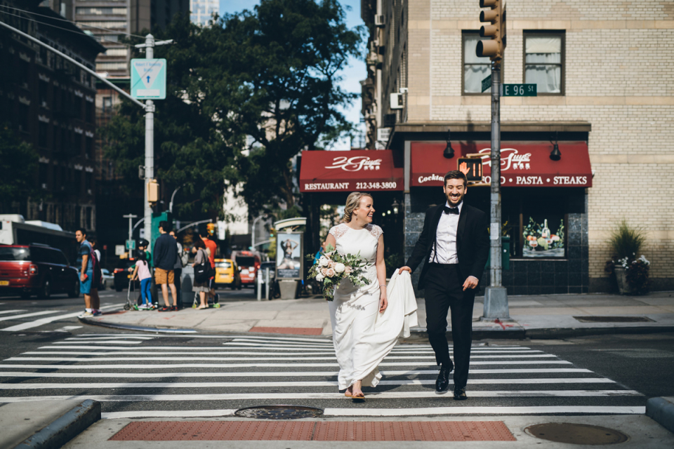 Hochzeitstag Bild eines Paares, das die Straße nahe dem Yale Club von NYC überquert Die Hochzeitsfotografie des Yale Club von New York City eines Paares, das die Straße überquert