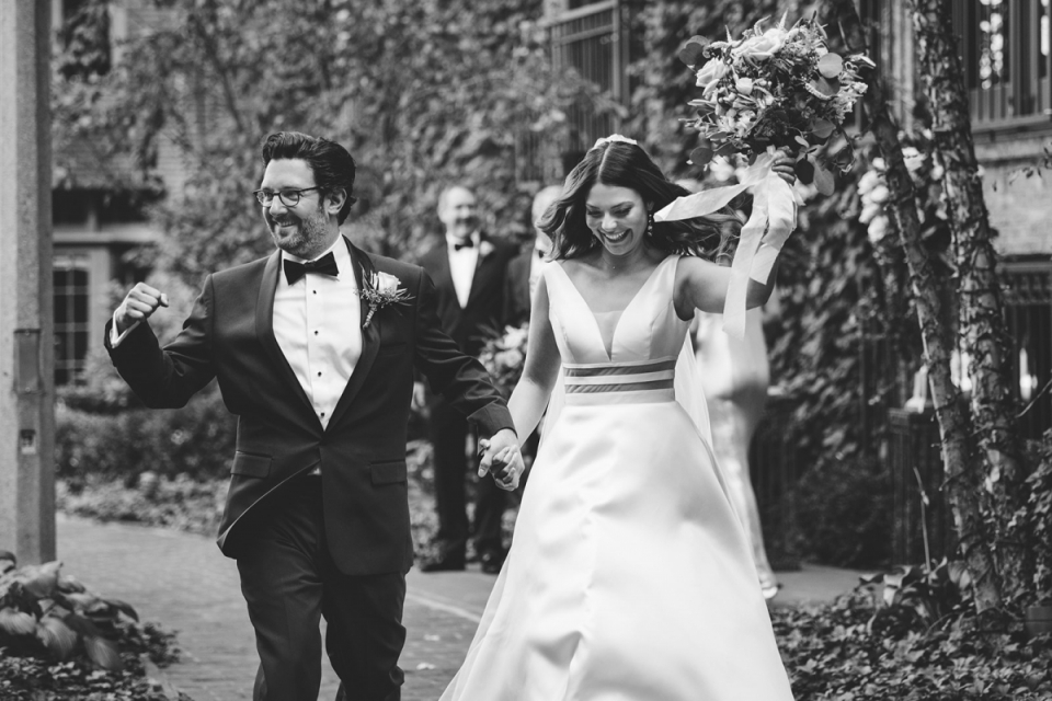 The Ivy Room Chicago, IL Hochzeitsfotografie - Braut und Bräutigam machen einen Spaziergang im Freien Das Ivy Room Chicago, IL Hochzeitstagbild in Schwarzweiss der Braut und des Bräutigams, die draußen gehen