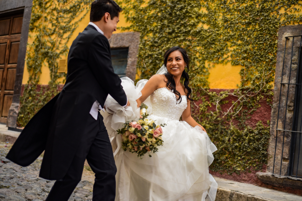 Wedding photo showing the bride and groom walking at Hotel Imperio de Los Angeles - San Miguel de Allende Guanajuato San Miguel de Allende Guanajuato wedding image of the bride and groom walking at Hotel Imperio de Los Angeles