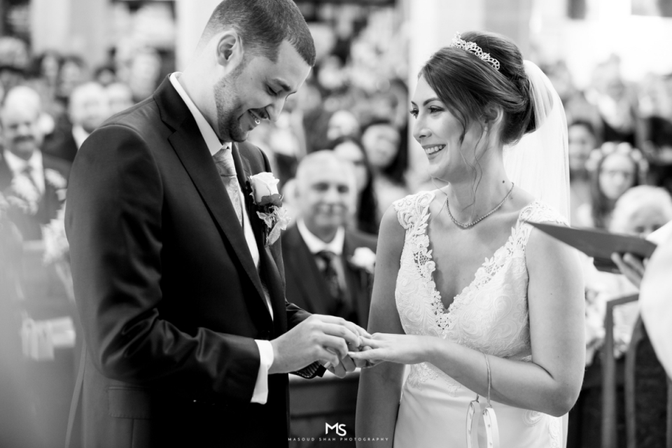 Buckinghamshire UK photographie de mariage de la cérémonie de l'église. St Mary & All Saints Church Beaconsfield, photographie de cérémonie de mariage au Royaume-Uni en noir et blanc - photographe d'Amersham, Chesham et Marlow