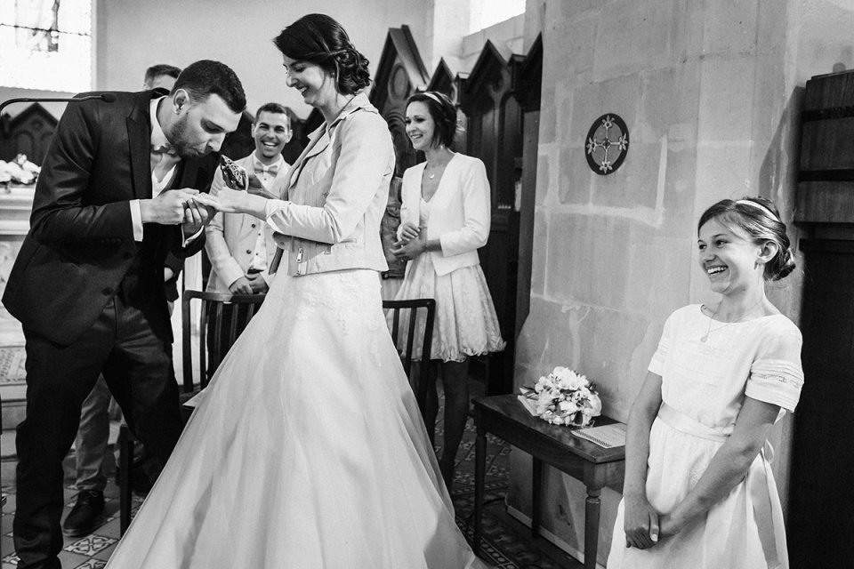 Cerimônia Católica de Casamento | País do Loire, França Fotografia de casamento da noiva e do noivo durante uma cerimônia católica - Jeremy Fiori