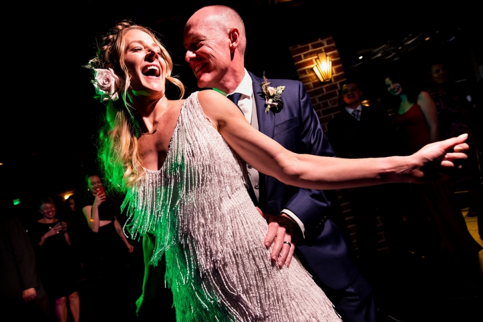 Ironworks Denver Wedding Venue Fotografia Noiva e noivo dançando | Casamento em Denver Fotógrafos de casamento em Denver | Foto de J. La Plante