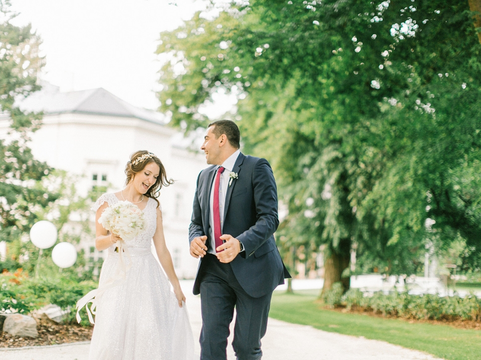 Fotografía de bodas en Europa para el lago de Como | Novios caminando Fotografía de bodas en Europa para el lago de Como | Novios caminando