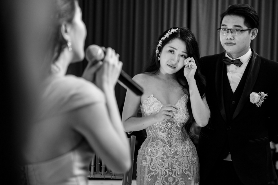 妹妹在婚礼招待会上给这对夫妇发表演讲 在婚礼接待照片期间的爱和演讲