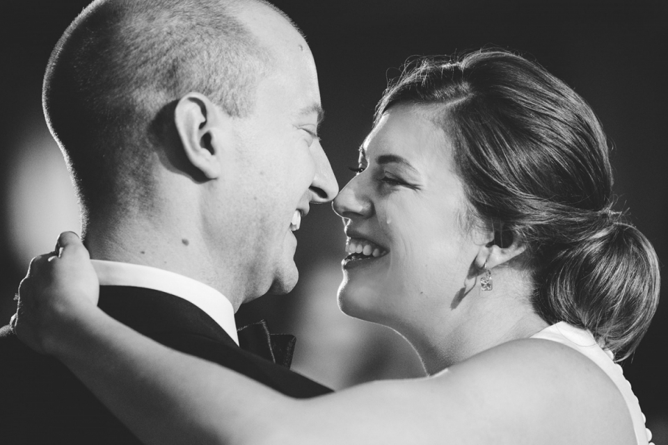 Ovation Chicago, IL Hochzeitsortbild vom ersten Tanz des Paares in Schwarzweiss Ovation Chicago Hochzeitsbild der Braut und des Bräutigams, die ihren ersten Tanz tanzen