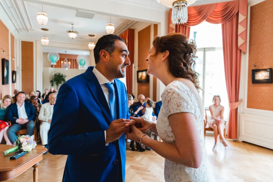 La novia y el novio tomados de la mano durante su ceremonia de boda en el Landgoed Vanenburg - Holanda