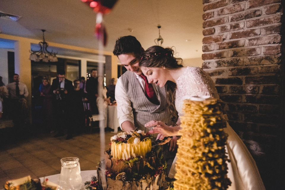 St Ekaterina Hotel photographe de mariage pour Ribaritsa, Bulgarie | Hristina Handzhieva St Ekaterina Hotel Wedding Photographie d'un couple coupant un gâteau | Ribaritsa, Bulgarie