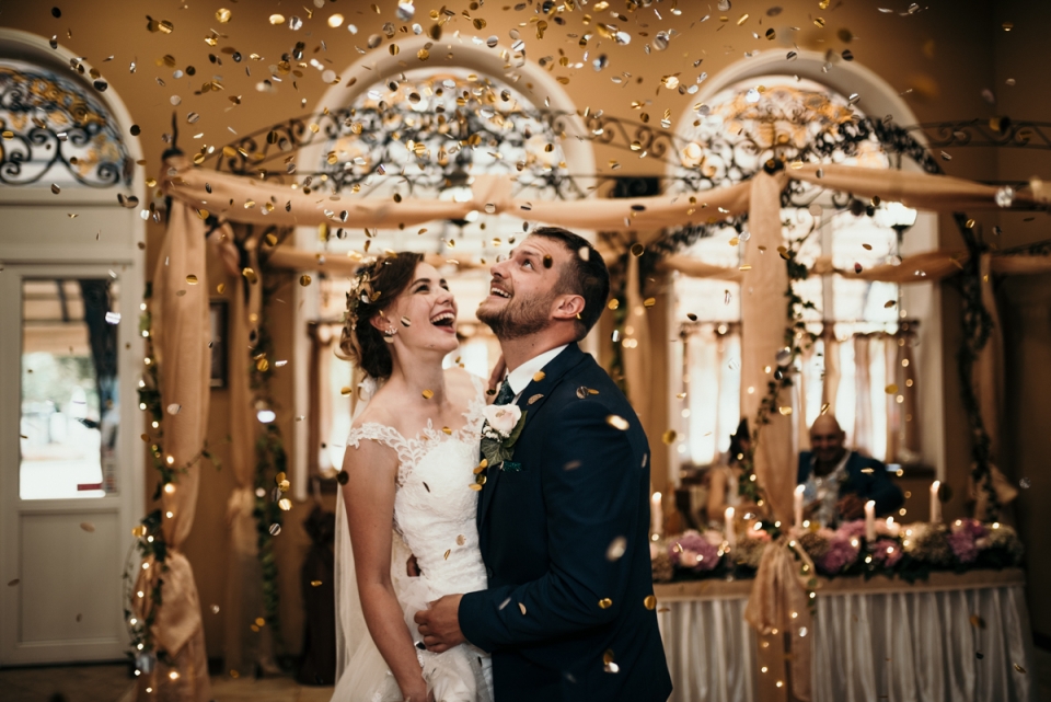 Restaurant Drakata Photographe De Mariage Hristina Handzhieva Confetti survole les jeunes mariés au restaurant Drakata | Photographie de mariage à Lovech, Bulgarie