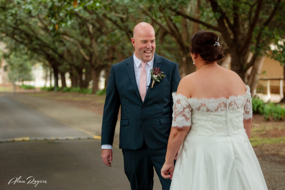 Hochzeitsbild während des ersten Blicks von Braut und Bräutigam, Hochzeit in Horsham, Victoria, Australien.