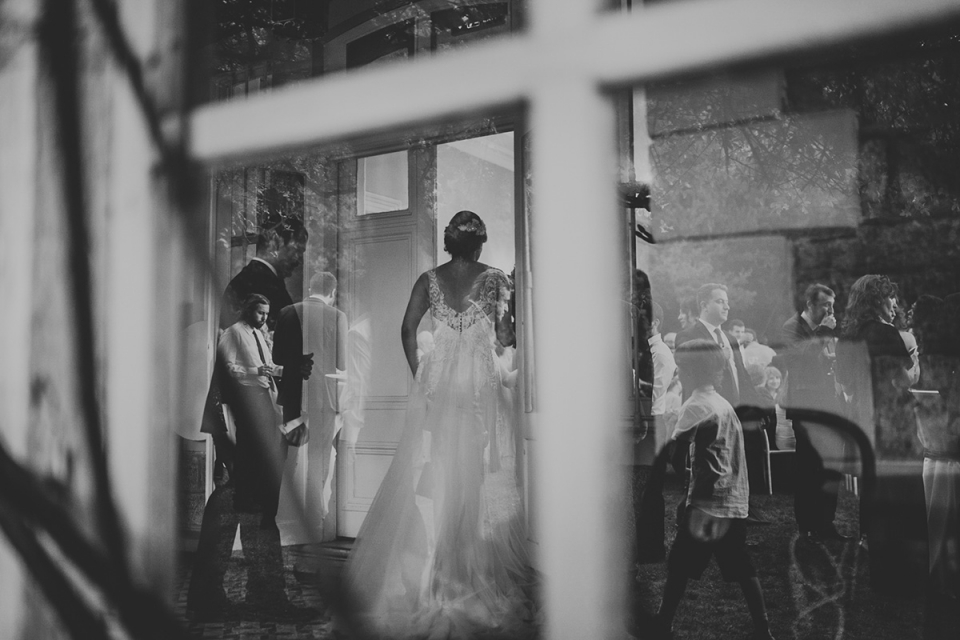 Boğaziçi Üniversitesi Kennedy Lodge, İstanbul wedding photography. Boğaziçi Üniversitesi Kennedy Lodge, İstanbul wedding picture of the bride with glass reflections.