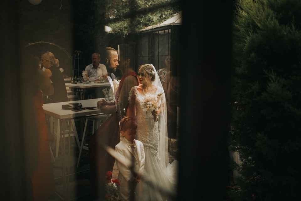 Kuzguncuk Yanık Mektep, Istanbul Wedding Photos - bride and groom. Kuzguncuk Yanık Mektep, İstanbul wedding picture of the bride and groom.