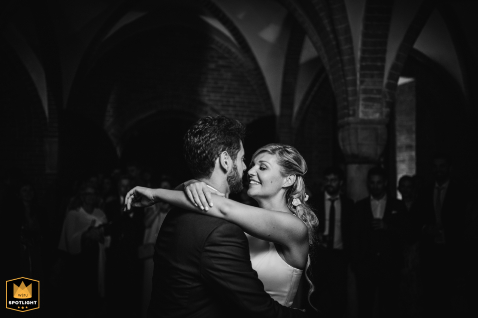 At Principato di Lucedio, the newlyweds share their first dance in black and white, creating an elegant and timeless moment.