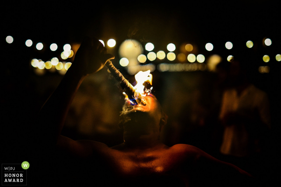 un homme mangeur de feu offre des divertissements à la réception Photographie de mariage d'IF Villa, Talpe, Sri Lanka