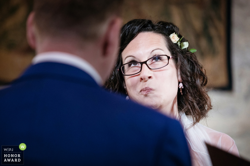 Foto di: <a href="https://www.wpja.com/contests/2018-v04-photography-competition/best-wedding-photographers/2190061"> Andrea Cittadini - Spoleto Perugia </a> Il fotografo di matrimonio Chiesa del Carmine ha catturato questa sposa in un pensoso momento di riflessione durante la cerimonia nuziale