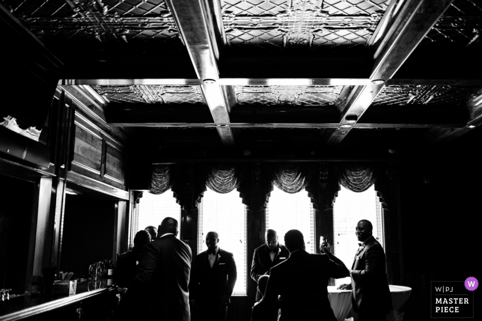 Foto: <a href="https://www.wpja.com/contests/2018-v04-Fotowettbewerb/Best-wedding-Photographier/2190721"> Benjamin Lipford - Marietta Georgia </a> Der Bräutigam von Glendalough Manor, Atlanta und die Trauzeugen unterhalten sich vor der Hochzeitszeremonie