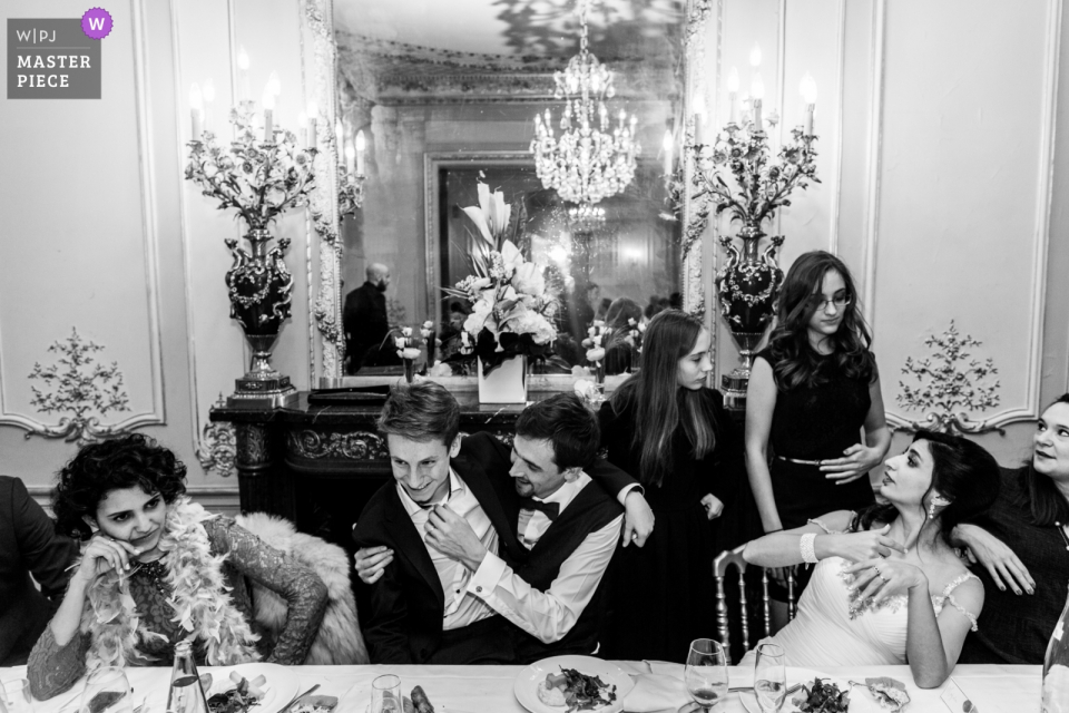 照片提供:<a href="https://www.wpja.com/contests/2018-v06-photography-competition/best-wedding-photographers/2210961"> Karim Kheyar - Champigny Sur Marne </a> 新娘聚會在巴黎,Maison des Polytechniciens的婚禮招待會上互相交談