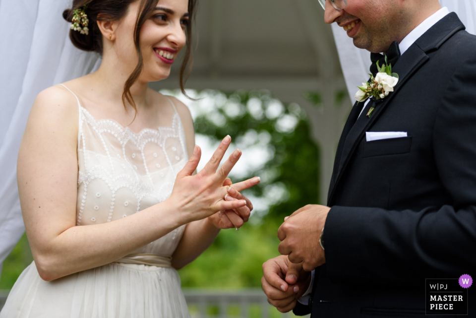 Foto: <a href="https://www.wpja.com/contests/2018-v06-Fotowettbewerb/Best-wedding-Photographier/2213551"> Esther Gibbons - Montreal Quebec </a> Äußeres Foto der Braut und des Bräutigams, die an einander während der Hochzeit in Auberge DES Gallant, St Marthe, Quebec lächeln