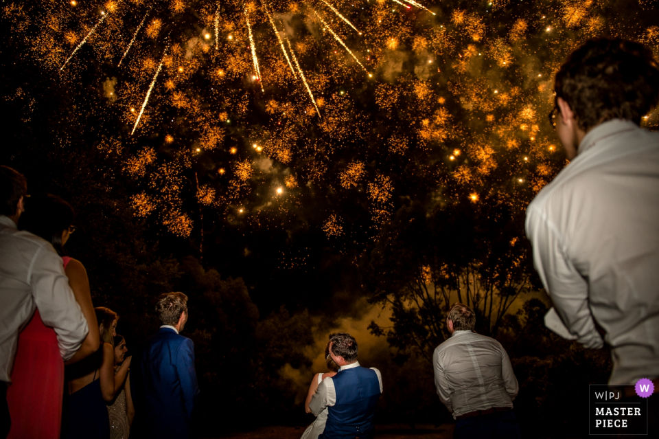Foto por: <a href="https://www.wpja.com/contests/2018-v08/best-wedding-photographers/2233696"> Gaelle Le Berre - Monte Waverley Victoria </a> La fiesta nupcial mira los fuegos artificiales en la ceremonia de boda en La Ferme de Trézulien, Francia