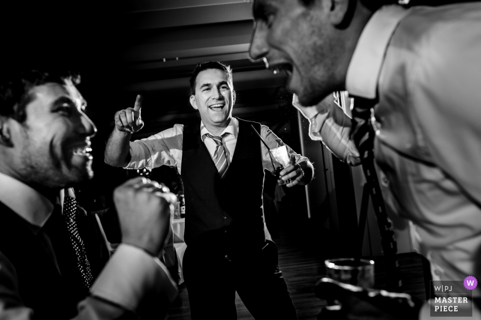 Foto von: <a href="https://www.wpja.com/contests/2018-v09/best-wedding-photographers/2239471"> Andreas Pollok - Hemsbach Baden-Württemberg </a> Bräutigam und Trauzeugen tanzen und singen bei der Hochzeitsfeier im Schloss Geisa