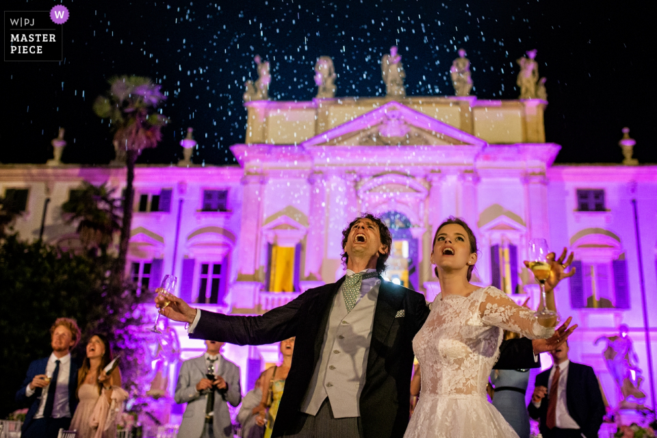 Die Braut und der Bräutigam lächeln auf der Hochzeitsfeier draußen Braut- und Bräutigamlächeln am Hochzeitsempfang draußen beim Landhaus Mosconi Bertani - Venetien - Italien
