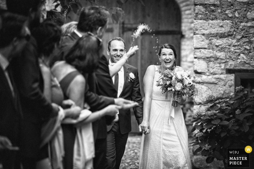 Foto di: <a href="https://www.wpja.com/contests/2018-v09/best-wedding-photographers/2242326"> Andrea Cittadini - Spoleto Perugia </a> Gli ospiti gettano il riso agli sposi all'esterno dopo la cerimonia nuziale a Borgo della Marmotta