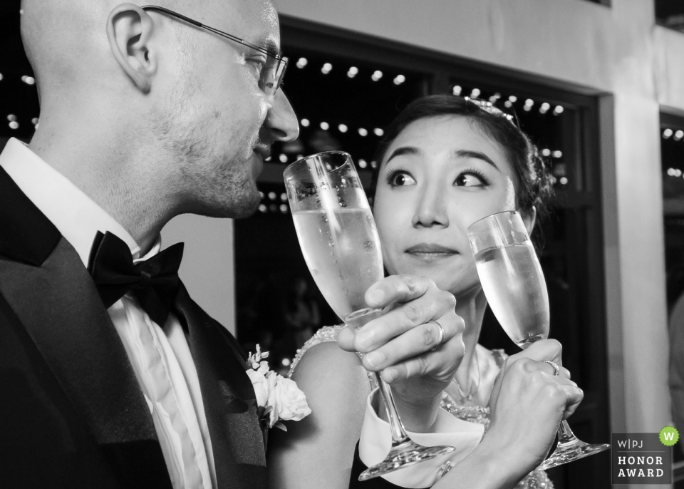 Foto von: <a href="https://www.wpja.com/contests/2018-v10-photography-competition/best-wedding-photographers/2249661"> Cindy Brown - Atlanta Georgia </a> Emory Conference Center, Atlanta - Foto der Braut und des Bräutigams, die Champagner teilen